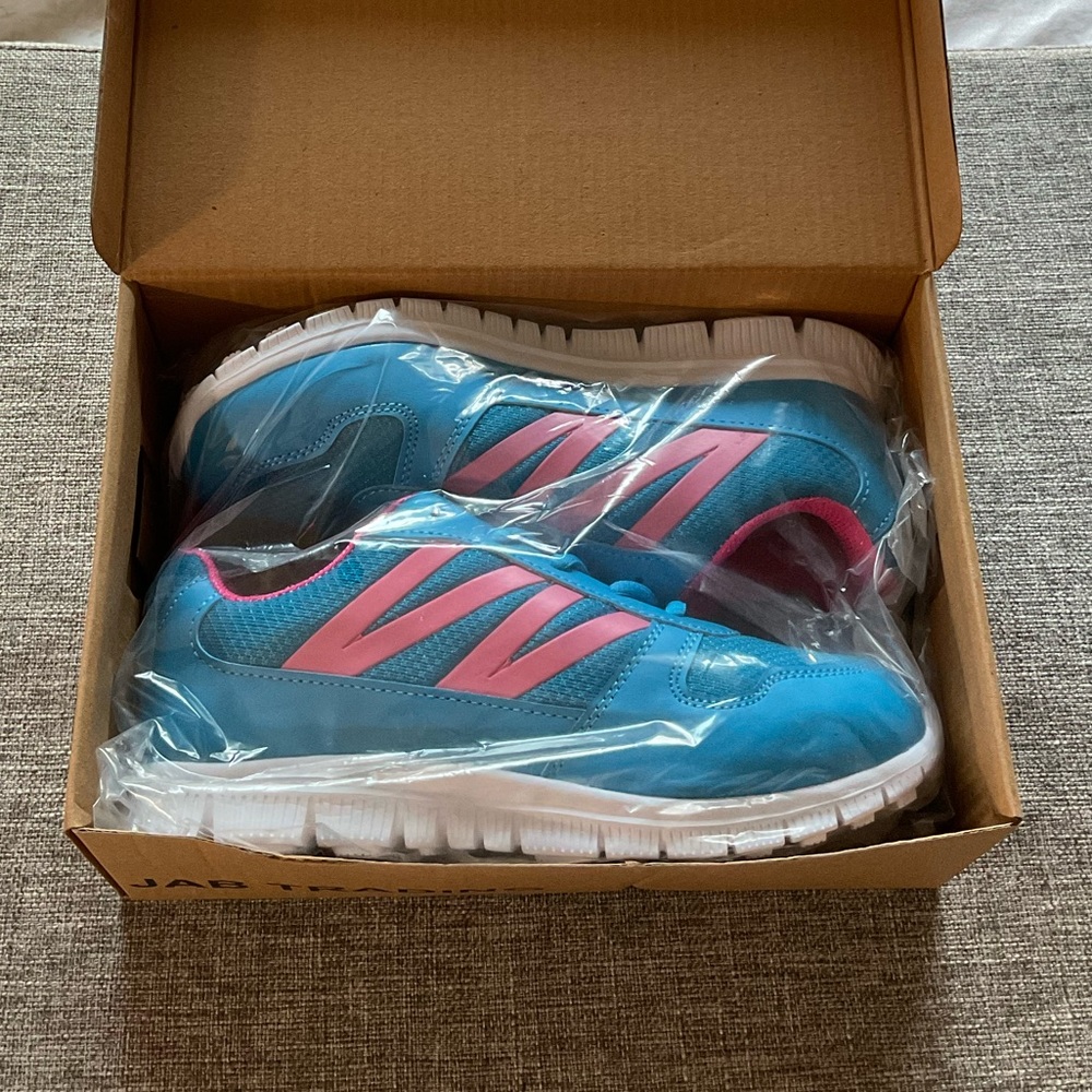 NEW IN BOX JAB Performance Big Girl Shoes. Size 4